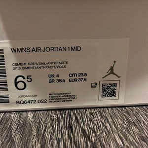 Air jordan 1 mid 6 1/2 women size like new wore them once but not my style